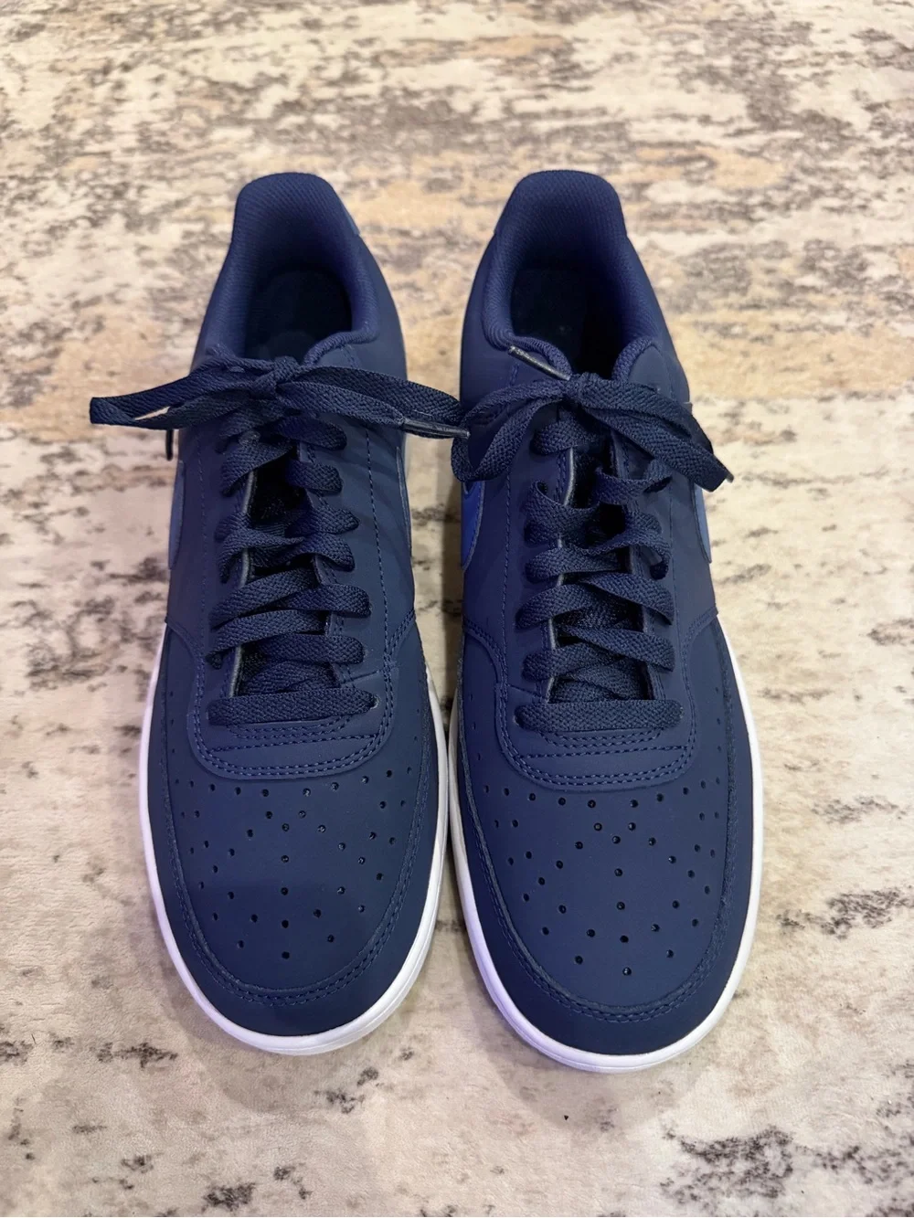 Nike Men's Low-Top Sneaker in Navy and Blue